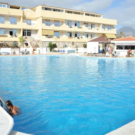 Marina Palace Vista Piscina אדחה